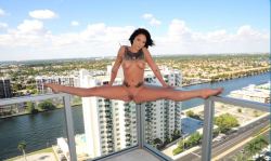 Bustyvixens:  Sexy Topless Bikini Girls Photos Bouncing Boobsa Great Breasts Irrespective