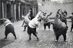 back-then:  Workout. 1920s Source: Geheugen
