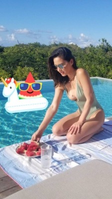 celebrityplunge:  Olivia Munn spilling out