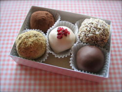 delectabledelight:  (via Chocolate Truffles | Flickr - Photo Sharing!) 