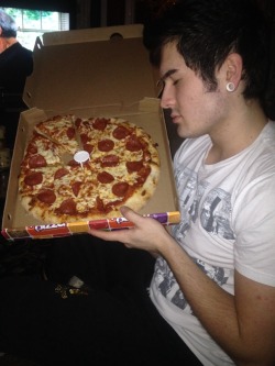 jakemalik:  stopdropeverything:  jakemalik:  I would like thank the amazing delivery man who got this pizza here in 13 minutes  this is what true love looks like, never settle for less  thankyou, we’re very happy together 