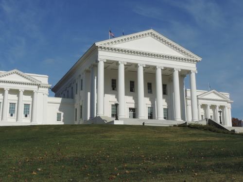 Upper: Maison Carre, Nîmes, France, 2005; Lower: Ole Virginny State Capitol, Richmond, 2014.It is sa