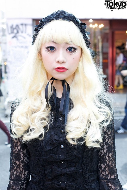 Yukka and Yuki were both wearing gothic all-black outfits when we noticed them in Harajuku. Yukka we