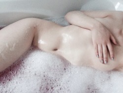 blxckbubblegxm:  Glitter bubbles are fave