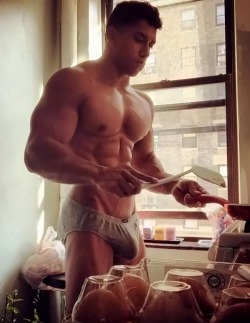 keepemgrowin:  Gorgeous, amazingly muscled and well-hung… perfection! 