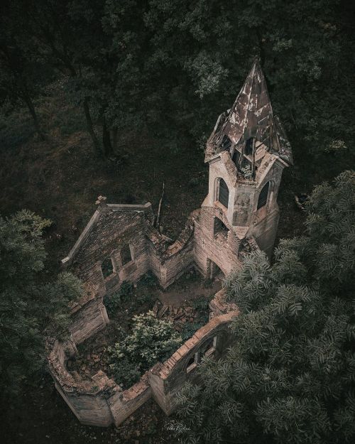 alisaineurope: tindomielthings:peter.rajkai“ An abandoned chapel, built around 1882-85 and it 