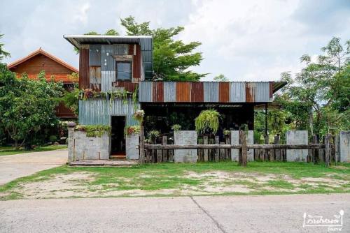 magicalandsomeweirdhometours:I have a thing for rust. Sealing it is key if it’s an indoor piec