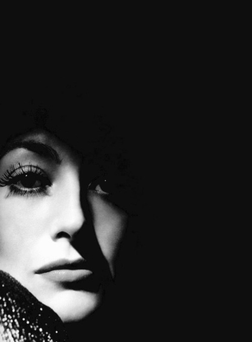 summers-in-sunnydale:Portrait of Joan Crawford by George Hurrell, 1932. 