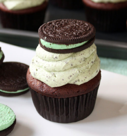 fullcravings:  Chocolate Mint Oreo Cupcakes
