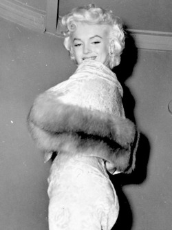 alwaysmarilynmonroe:Marilyn at the premiere