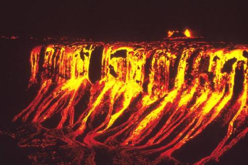 Pele’s lava fall? Lava cascades down into Aloi crater in this image of the Hawaiian shieldvolcano Kī