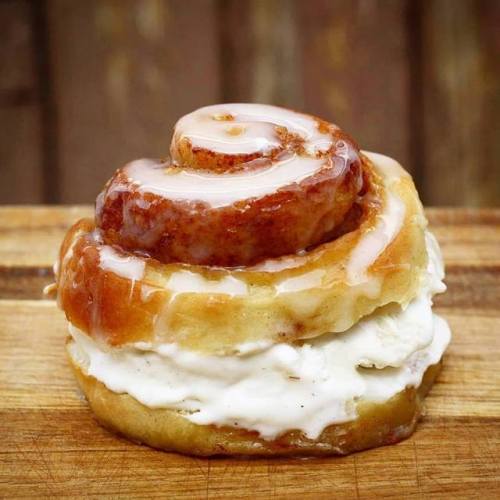 My Vegan Cinnamon Bun Ice Cream Sandwich! Recipe here; https://nouw.com/imhorngry/vegan-cinnamon-bun