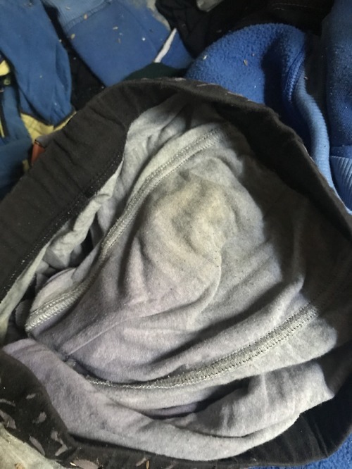 jisanchezt98: Levantarte y encontrar en el montón de ropa sucia estos gayumbos de mi hermano es flip