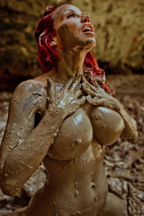 messysploshingfan:  Bianca Beauchamp having fun playing in the mud