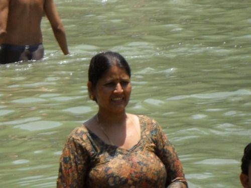 prythm:  Perks of going on vacation with neighbours… Sometimes if maybe lucky to own sexy Desi Aunty throughout your vacation - 3