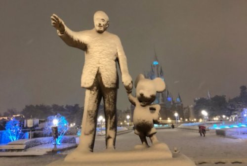 disney-universes:More pictures from the Tokyo Disneyland blizzard