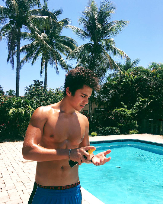 “ austinmahone: Day 3 in the sun, gotta oil up 💦
”