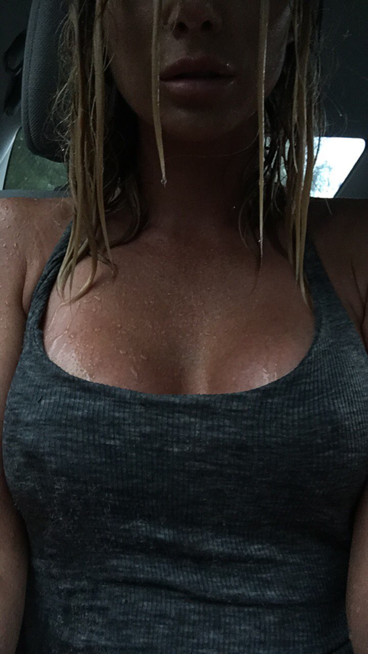 rotjacksonbun:  ☂️💦💦☔️ @saraunderwood