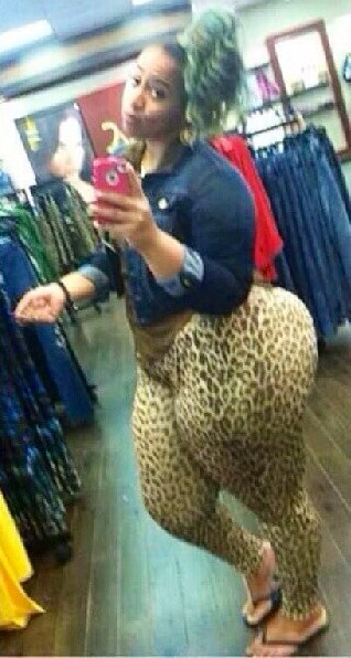 thickazzgurlz:  Thickazzgurlz  Shity ass iPhone camera