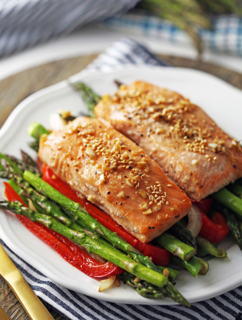 SHEET PAN BAKED SALMON WITH ASPARAGUS - A subtle hint of garlic and honey bring delicious flavour to