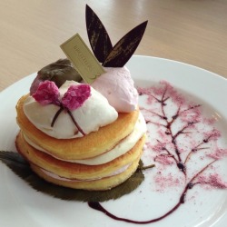 threemilk:  桜餅と桜クリームのパンケーキ 