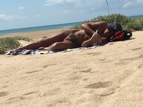erasnude:Beach book freedom