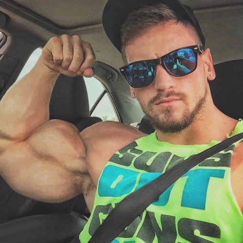 Sexy muscle guys