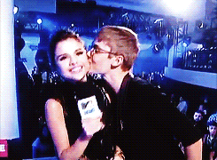 shawnrmendes:  those jelena moments that makes me wanna kill myself: When Justin kissed Selena at the end of the interview in the VMA's 2011. 