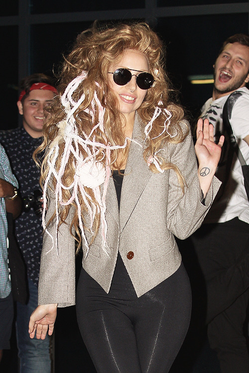 ladygagadaily:  Gaga going back to her hotel tonight in London.