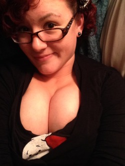 ImYourZelda has an impish grin to go along with her hypnotizing decolletage. 