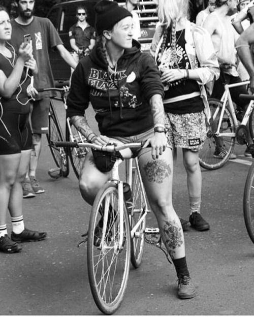 fixiegirls:Repost from @fille_ennuyeuse giving the realest of death glares to my footdown opponents,