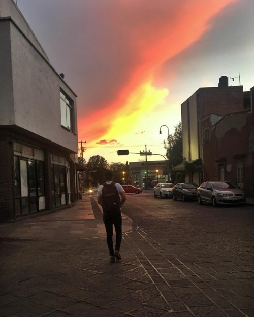 Un cielo que parece de fuego. ☁️ #sky #slp #fire #⛅️ #atardecer (en San Luis, San Luis Potosi, Mexic