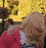Cuando mueves el cabello sensualmente frente a la persona que te gusta...
