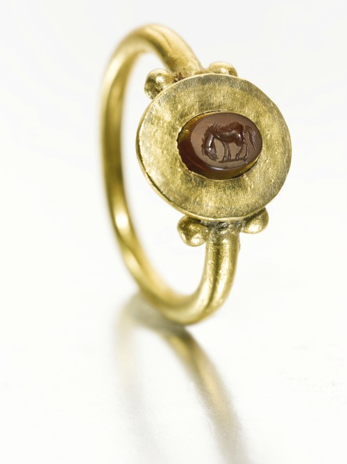 Merovingian VIII century gold ring, set with a carnelian. And yes, that is a horse grazing.(Sotheby&