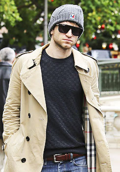 keeganallennews:  Keegan spotted shopping at Barnes and Noble in LA (12/12/14) 