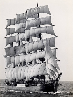 historicaltimes:  The last commercial sailing ship, Pamir, to round Cape Horn in 1949.