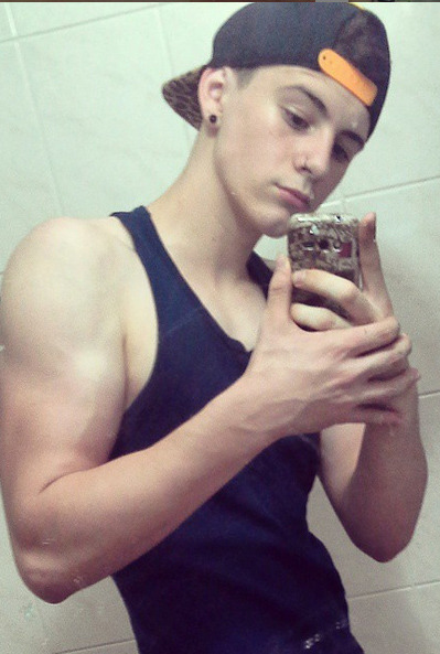https://sexyboysbeingsexy.tumblr.com/post/123831356889