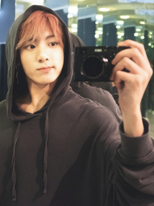 JUNGKOOK'S MIRROR SELFIES ARE LOVE