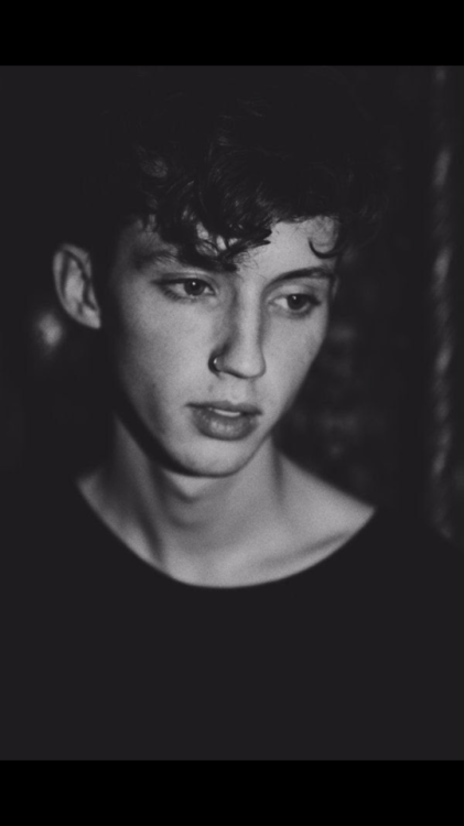 troyeor:why is he so freakin’ beautiful i can’t handle this
