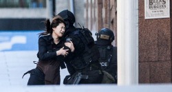 bleuz:  Female hostage in Sydney freed from Lindt café siege, 5 hours after the incident began. 