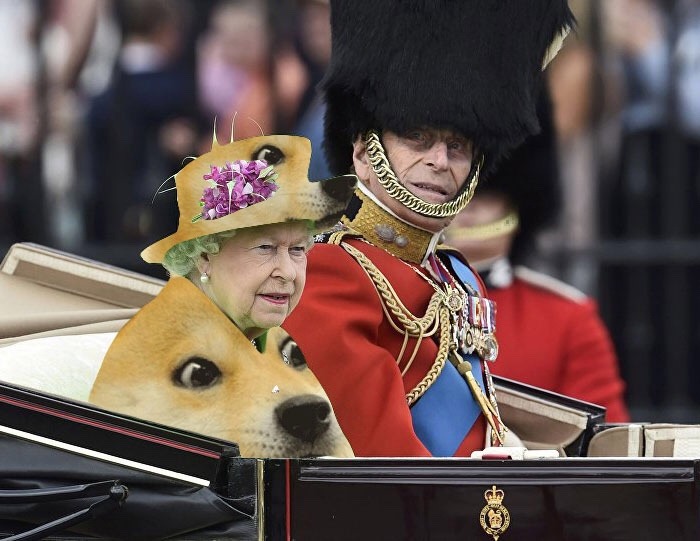 The Queen Wore a ‘Green Screen’ Outfit and the Internet Went to Town