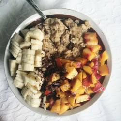inmysparetime13:  jessicasodenkamp: Oatmeal flavored with coconut sugar, vanilla, almond butter and cinnamon, topped with nectarines, bananas, dark chocolate, and maple syrup. 🌄   Mmm  Porn
