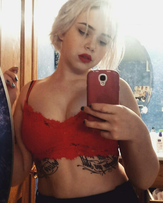 ilovelipsticklesbians:  Sloane. 20. I post a lot of poetry, art, and animals. Come