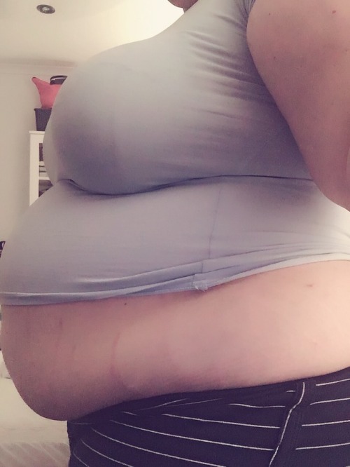 plump-piggy:  I can barely fit in the frame porn pictures