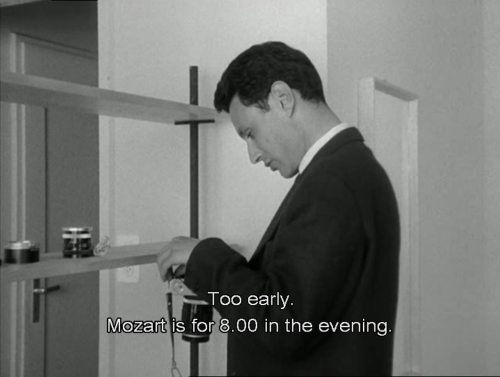 bellsandforks:Bruno et son calendrier classiqueLe Petit Soldat (1960), dir. Jean-Luc Godard