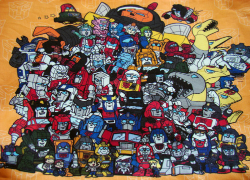 ceryskitty:  space-bridge-to-nowhere:  Bots and Cons Bag Remember the Yoshioka linearts? I colored two of them. Then I made a bag, because why not?  Omg that’s amazing~ do want~