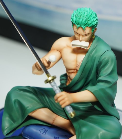 lawlullipop:  We finally see Zoro figure for on the Chair serie but … Zoro is not a chair but sitting and clean his sword… And look really big.source twitter twitter