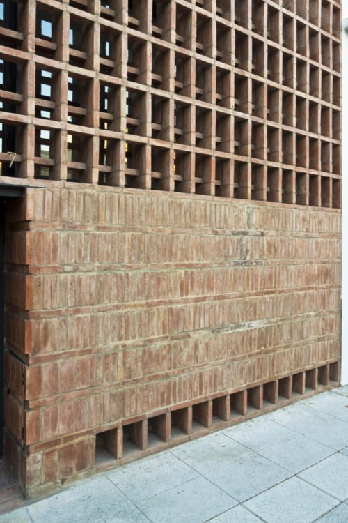 architectureofdoom:  enochliew:  Casa de Ladrillos by Ventura Virzi arquitectos Constructed only with bricks of equal size, illustrated here.  Buenos Aires, 2011. View this on the map  Cool