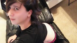 adorathekitty:  Come see me on chaturbate at chaturbate.com/shrutchy work with me thoigh, I’m trying out a new angle, hehe Lol, get on CB the day of the superbowl, I see no way this can go wrong xD 