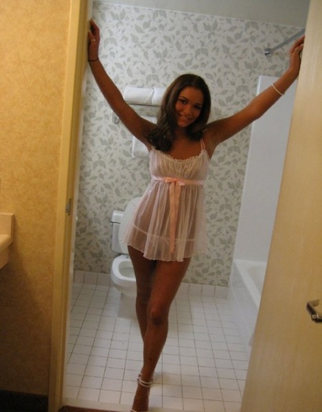 momsgetnasty:  milfsonfire:  Hot Young MILF Gets A Night Away From The Kids  so hot